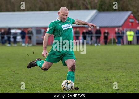 Cardiff, Galles, UK. 18 gennaio 2020. Andy Robinson di Ammanford città in azione contro Caerau Ely. Caerau Ely v Ammanford Città a Cwrt-Yr-Ala in JD Cymru Sud il 18 gennaio 2020. Lewis Mitchell/YCPD. Foto Stock
