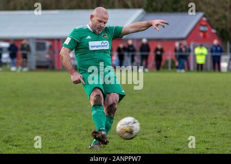 Cardiff, Galles, UK. 18 gennaio 2020. Andy Robinson di Ammanford città in azione contro Caerau Ely. Caerau Ely v Ammanford Città a Cwrt-Yr-Ala in JD Cymru Sud il 18 gennaio 2020. Lewis Mitchell/YCPD. Foto Stock