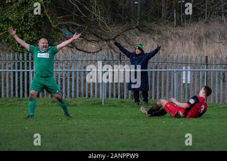 Cardiff, Galles, UK. 18 gennaio 2020. Andy Robinson di Ammanford città in azione contro Caerau Ely. Caerau Ely v Ammanford Città a Cwrt-Yr-Ala in JD Cymru Sud il 18 gennaio 2020. Lewis Mitchell/YCPD. Foto Stock