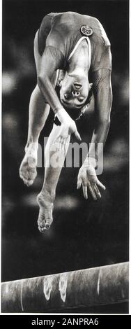 Giovane atleta asiatica ragazza che torna a girare sul fagiolo Durante le partite estive a Los Angeles California 1984 Foto Stock