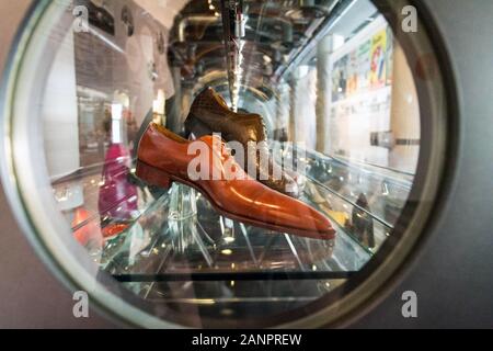 ZLIN, Repubblica Ceca - 29 Aprile 2018: Bata scarpe in mostra del Museo di Sout East Moravia, il 29 aprile 2018 a Zlin, Repubblica Ceca. Foto Stock