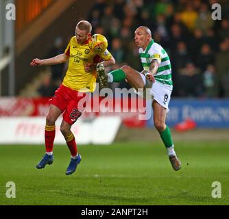 Firhill Stadium di Glasgow, UK. 18 gennaio, 2020. Coppa scozzese, Partick Thistle versus Celtic; Scott Brown del Celtic cancella da Zak Rudden di Partick Thistle - Editoriale usare carte di credito: Azione Plus sport/Alamy Live News Foto Stock