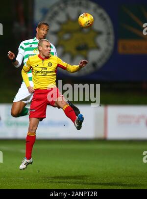 Firhill Stadium di Glasgow, UK. 18 gennaio, 2020. Coppa scozzese, Partick Thistle versus Celtic; Christopher Jullien del Celtic batte Kenny Miller di Partick Thistle nell'aria - Editoriale usare carte di credito: Azione Plus sport/Alamy Live News Foto Stock