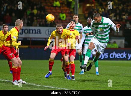 Firhill Stadium di Glasgow, UK. 18 gennaio, 2020. Coppa scozzese, Partick Thistle versus Celtic; Christopher Jullien celtico di capi verso il traguardo - uso editoriale Credito: Azione Sport Plus/Alamy Live News Foto Stock