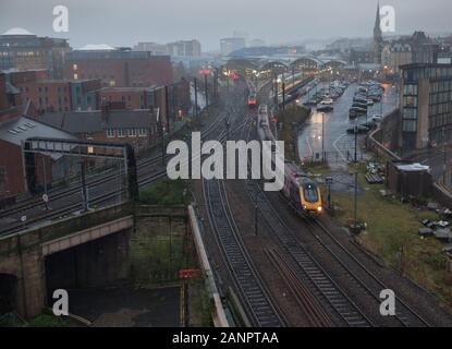 Arriva Crosscountry treni che attraversano fuori dalla stazione centrale di Newcastle sulla linea principale della costa orientale Foto Stock