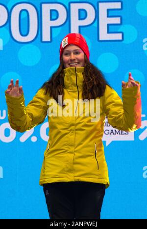 Losanna, Svizzera. 18 gennaio, 2020. Evy Poppe del Belgio celebra ottenendo la medaglia d'oro nel femminile Snowboard Slopestyle evento nell'inverno 2020 Olimpiadi della Gioventù a losanna svizzera. Credito: Christopher Prelievo/ZUMA filo/Alamy Live News Foto Stock