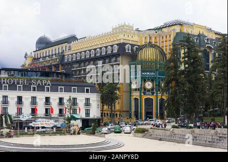 Sapa, Vietnam, Ott 10, 2019 Sapa Sun Plaza vecchio edificio di architettura art deco design bellissimo in town square, il centro commerciale e dalla stazione della funicolare Foto Stock