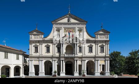 Facciata con mosaico e sagrato del Santuario di Crea al Sacro Monte di Crea - Serralunga di Crea (al), Monferrato, Piemonte, Italia, 2019 Foto Stock