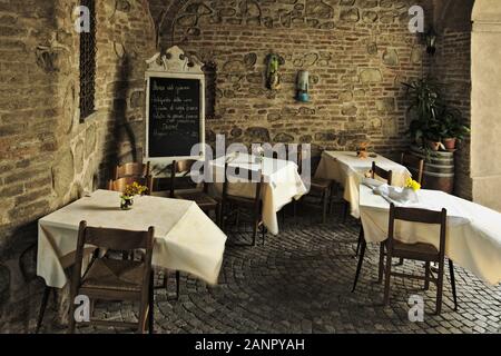 Tavoli al vento di un ristorante al Sacro Monte di Crea all'esterno - Sacro Monte di Crea, Monferrato, Serralunga (al), Piemonte, Italia (2019) Foto Stock