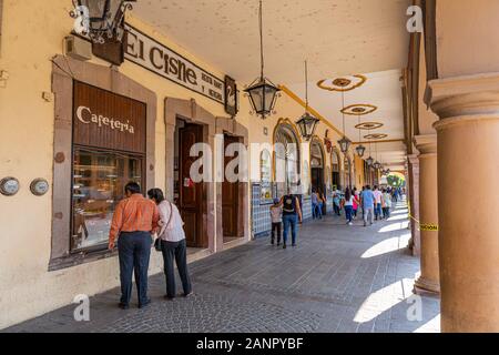 Celaya, Guanajuato, Messico - 24 Novembre 2019: i turisti e la gente del posto a piedi lungo i negozi di Alvaro Obregon street nel centro cittadino Foto Stock
