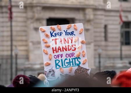 Washington DC, Stati Uniti d'America. 18 gennaio, 2020. Migliaia di giro per il quarto anno di donne nel marzo del rimprovero presidente Donald Trump e la sua amministrazione in Washington, DC il Sabato, 18 gennaio 2020. Foto di Ken Cedeño/UPI Credito: UPI/Alamy Live News Foto Stock