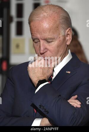 Indianola, Stati Uniti d'America. 18 gennaio, 2020. 2020 candidato presidenziale democratico ex Vice presidente Joe Biden ascolta le osservazioni di apertura a circa la sua famiglia perdite come frequenta una comunità evento in Indianola, Iowa, Sabato, 18 gennaio 2020. I candidati continuano a campagna come Iowa's first-in-la-nazione caucaso il 3 febbraio si avvicina. Foto di Mike Theiler/UPI. Credito: UPI/Alamy Live News Foto Stock