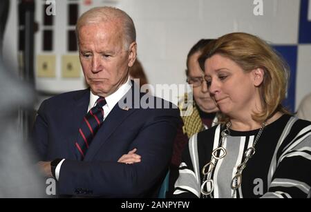 Indianola, Stati Uniti d'America. 18 gennaio, 2020. 2020 candidato presidenziale democratico ex Vice presidente Joe Biden ascolta le osservazioni di apertura a circa la sua famiglia perdite lungo con ex Iowa Stato Sen. Staci Appel (R), come frequenta una comunità evento in Indianola, Iowa, Sabato, 18 gennaio 2020. I candidati continuano a campagna come Iowa's first-in-la-nazione caucaso il 3 febbraio si avvicina. Foto di Mike Theiler/UPI. Credito: UPI/Alamy Live News Foto Stock