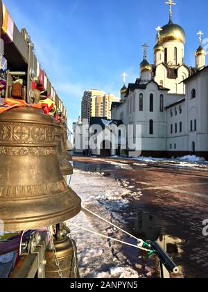 Le campane sul territorio della Cattedrale della Trasfigurazione del Signore nella città di Surgut in Russia. Foto Stock