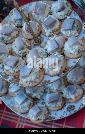 Sandwich di pesce. biscotti con le aringhe. canapes con aringa e formaggio. I cookie con formaggio e Pesce salato. Snack. Fotografia di cibo. Piatto di pesce Foto Stock