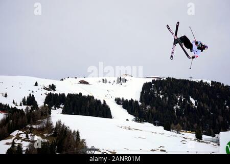 Alto Adige - Italia 18 gennaio, 2020. Boesch Fabian dalla Svizzera ha preso il primo posto alla FIS Slopestyle Freeski World Cup su 18.01.2020 nella Seiser Alm (Alpe di Siusi) Snowpark, Italia. Credito: AlfredSS/Alamy Live News Foto Stock