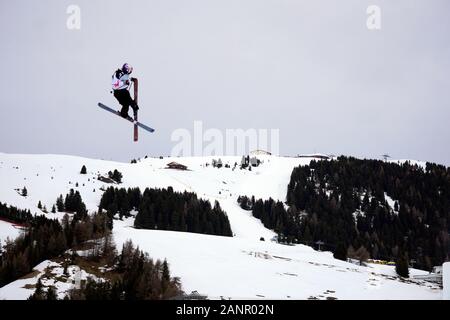 Alto Adige - Italia 18 gennaio, 2020. Boesch Fabian dalla Svizzera ha preso il primo posto alla FIS Slopestyle Freeski World Cup su 18.01.2020 nella Seiser Alm (Alpe di Siusi) Snowpark, Italia. Credito: AlfredSS/Alamy Live News Foto Stock