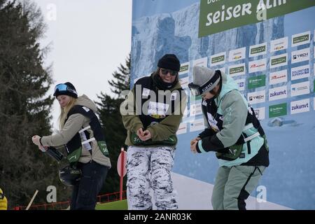 Alto Adige - Italia 18 gennaio, 2020. Claire Caroline formano gli Stati Uniti al primo posto, Killi Johanne dalla Norvegia al 2° posto, Gaskell Elena dal Canada il 3° posto. Decorazione di vincitori cerimonia al FIS Slopestyle Freeski World Cup su 18.01.2020 nella Seiser Alm (Alpe di Siusi) Snowpark, Italia. Credito: AlfredSS/Alamy Live News Foto Stock