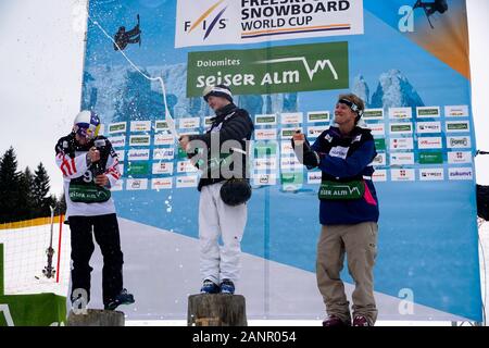 Alto Adige - Italia 18 gennaio, 2020. Ruud Birk dalla Norvegia - il primo posto, Boesh Fabian dalla Svizzera - il secondo posto, Stevenson Colby - il terzo posto. Decorazione di vincitori cerimonia al FIS Slopestyle Freeski World Cup su 18.01.2020 nella Seiser Alm (Alpe di Siusi) Snowpark, Italia. Credito: AlfredSS/Alamy Live News Foto Stock