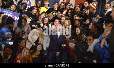 Indianola, Stati Uniti d'America. 18 gennaio, 2020. 2020 candidato presidenziale democratico ex Vice presidente Joe Biden (C) prende un 'selfie' come egli salti in una folla di tifosi come egli conclude un evento comunitario in Indianola, Iowa, Sabato, 18 gennaio 2020. I candidati continuano a campagna come Iowa's first-in-la-nazione caucaso il 3 febbraio si avvicina. Foto di Mike Theiler/UPI. Credito: UPI/Alamy Live News Foto Stock