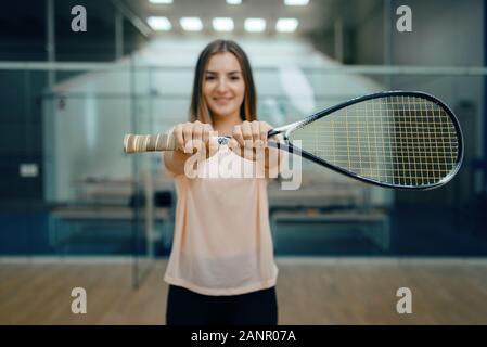 Lettore femmina mostra squash racket su corte Foto Stock