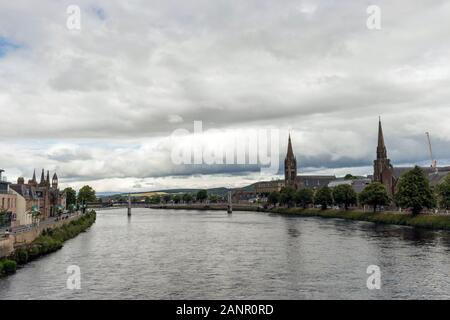 Vista lungo il fiume Ness fino al centro della città di Inverness, Scotland Foto Stock