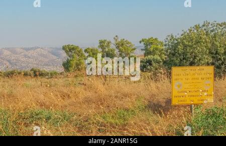 Area militare chiusa, ingresso vietato segno al confine tra Siria e Israele. Nelle alture del Golan, Israele settentrionale. Foto Stock