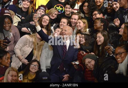 Indianola, Stati Uniti d'America. 18 gennaio, 2020. 2020 candidato presidenziale democratico ex Vice presidente Joe Biden (C) prende un 'selfie' come egli salti in una folla di tifosi come egli conclude un evento comunitario in Indianola, Iowa, Sabato, 18 gennaio 2020. I candidati continuano a campagna come Iowa's first-in-la-nazione caucaso il 3 febbraio si avvicina. Foto di Mike Theiler/UPI Credito: UPI/Alamy Live News Foto Stock