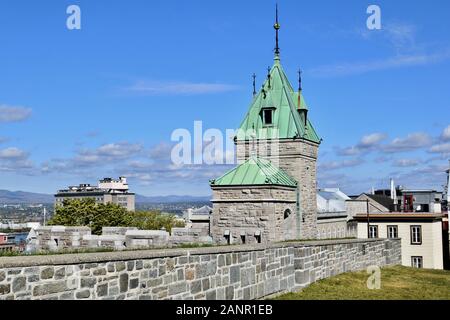 Le mura, le porte e le fortificazioni della città vecchia di Quebec Foto Stock