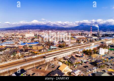 Shin-Fuji stazione ferroviaria per esprimere bullet treni in vista del maestoso Monte Fuji in Giappone in una giornata di sole. Foto Stock