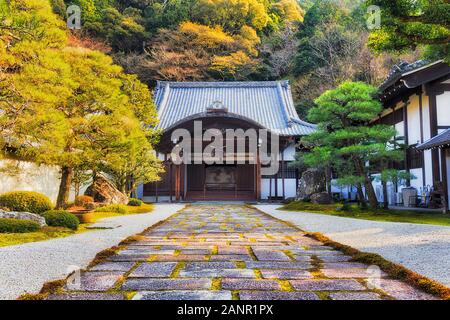In ciottoli cortile layd Nanzen-Ji nel tempio buddista di vecchia Kyoto, ai piedi della foresta coperta sulle colline di montagna. Strada che conduce all'ingresso di una t Foto Stock