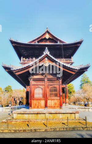 Vista laterale del legno Nanen storico-ji tempio Buddista San Mon gate con tradizionale architettura giapponese e tetto nella città di Kyoto. Foto Stock