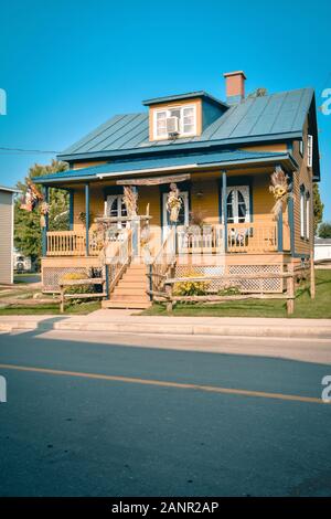 Tipico paese porched casa in arancione e blu. In Canada. La vita rurale del concetto. Foto Stock