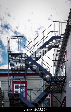 Fire sfugge in un edificio e cielo blu con nuvole. Immobili e appartamenti. Quebec, Canada. Foto Stock