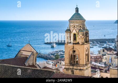 Chiudere la vista al Duomo di Amalfi torre campanaria e il porto della città sullo sfondo. Amalfi. Foto Stock