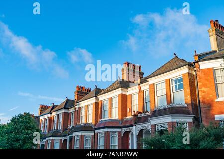 In stile georgiano ed era di colore rosso mattone case terrazza nella riga tipica nella zona est di Londra, Regno Unito. Foto Stock