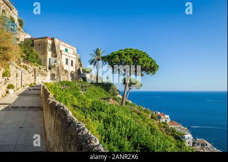 La vecchia strada sulle colline della città di Amalfi. Via pedonale bove la città vecchia. Costiera Amalfitana, Italia. Foto Stock