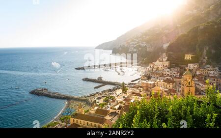 Amalfi al tramonto panorama dal punto di vista sopra la città vecchia. Costiera Amalfitana, Italia. Foto Stock