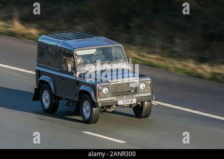 7129IB Land Rover Defender 90 Hard Top Td LCV Diesel guidando sull'autostrada M6 vicino Preston a Lancashire, Regno Unito Foto Stock