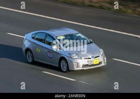 2010 Toyota Prius T Spirit Vvt-i Cvt Silver Hybrid Electric taxi car guida sulla M6 autostrada vicino Preston a Lancashire, Regno Unito Foto Stock