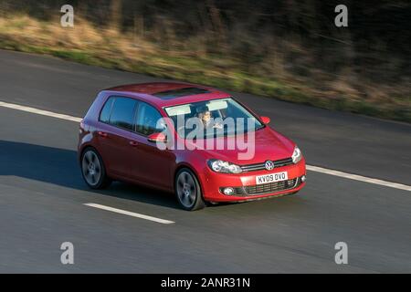 2009 Volkswagen VW Golf Gt Tdi 140 S-A Red Diesel guidando sull'autostrada M6 vicino Preston a Lancashire, Regno Unito Foto Stock