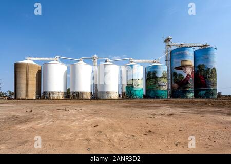 Vista del dipinto di silos di Yelarbon, Queensland, un opera intitolata quando la pioggia arriva, un oasi di speranza di scena nel deserto spinifex Foto Stock