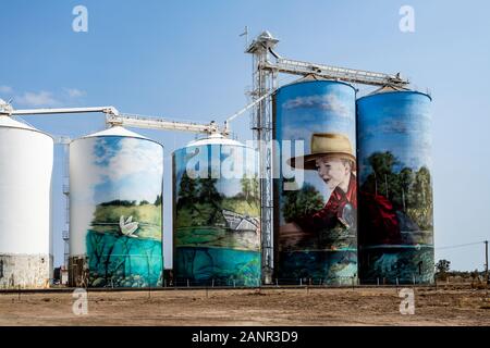 Vista del dipinto di silos di Yelarbon, Queensland, un opera intitolata quando la pioggia arriva, un oasi di speranza di scena nel deserto spinifex Foto Stock