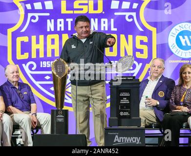 Baton Rouge, LA, Stati Uniti d'America. 18 gennaio, 2020. La LSU Head Coach ed Orgeron punti per la folla durante la CA della LSU College Football Campionato Nazionale celebrazione presso il Pete Maravich Assembly Center di Baton Rouge, LA. Jonathan Mailhes/CSM/Alamy Live News Foto Stock