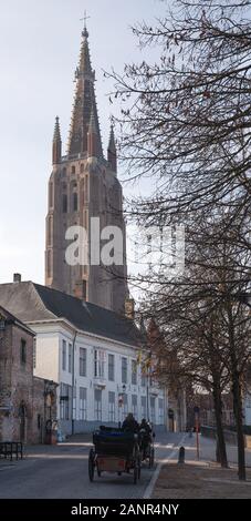 BRUGES, Belgio - 31 ottobre 2019: Street sulla chiesa di Nostra Signora, la città storica di Bruges in ottobre 31, 2019 in Belgio Foto Stock