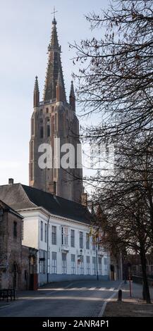 BRUGES, Belgio - 31 ottobre 2019: Street sulla chiesa di Nostra Signora, la città storica di Bruges in ottobre 31, 2019 in Belgio Foto Stock