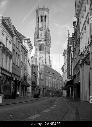 BRUGES, Belgio - 31 ottobre 2019: Early Morning umore in Bruges con vecchi edifici su ottobre 31, 2019 in Belgio Foto Stock