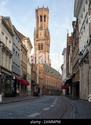 BRUGES, Belgio - 31 ottobre 2019: Early Morning umore in Bruges con vecchi edifici su ottobre 31, 2019 in Belgio Foto Stock