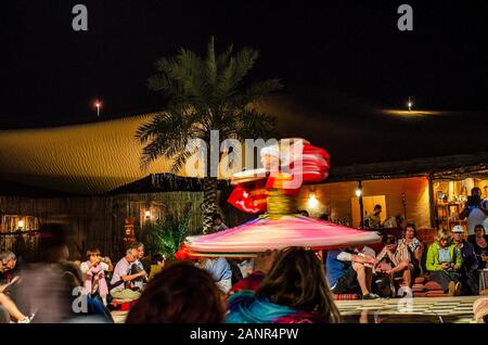 Turisti e visitatori di sperimentare il beduino tour presso il tradizionale Accampamento Beduino dopo l'unico safari nel deserto in Dubai Emirati Arabi Uniti. Foto Stock