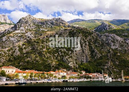 Le antiche mura di Kotor Fort (San Giovanni Rocca) in montagna pendenza di Kotor, Montenegro Foto Stock